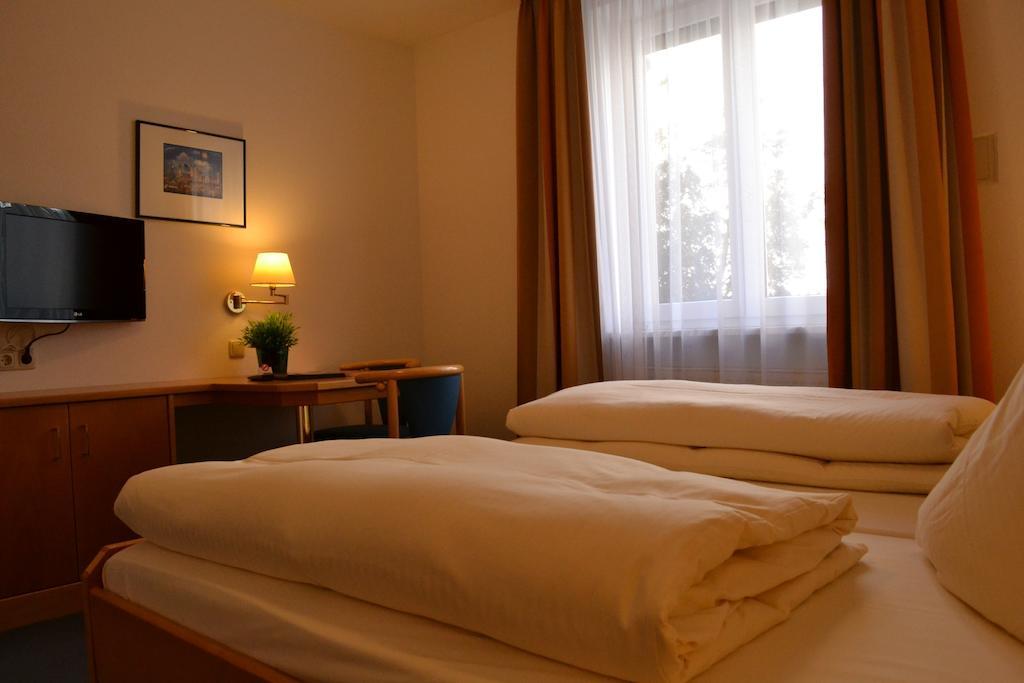Hotel Am Ostpark Neubiberg Rum bild