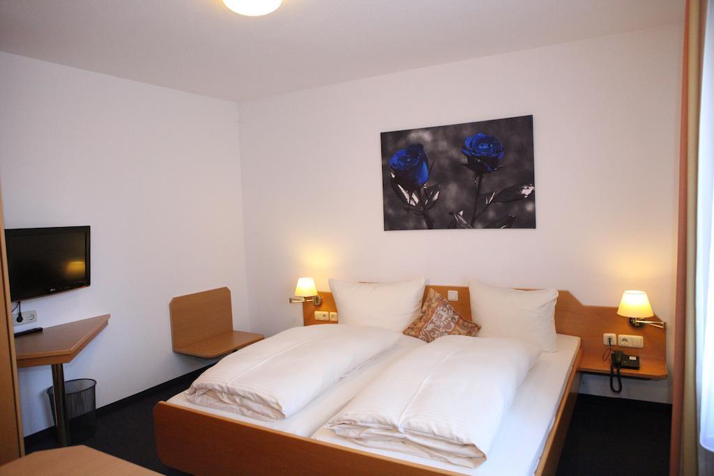 Hotel Am Ostpark Neubiberg Exteriör bild