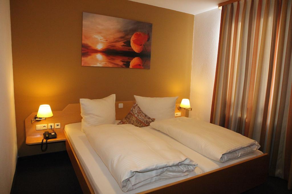 Hotel Am Ostpark Neubiberg Exteriör bild
