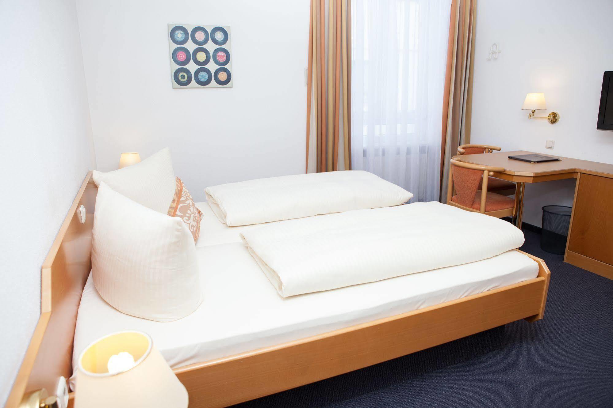 Hotel Am Ostpark Neubiberg Exteriör bild